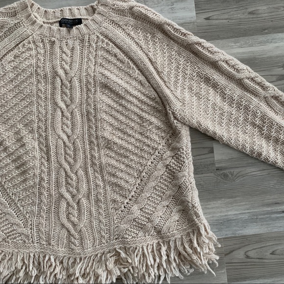 Softest banana republic sweater with fringe - Picture 2 of 3